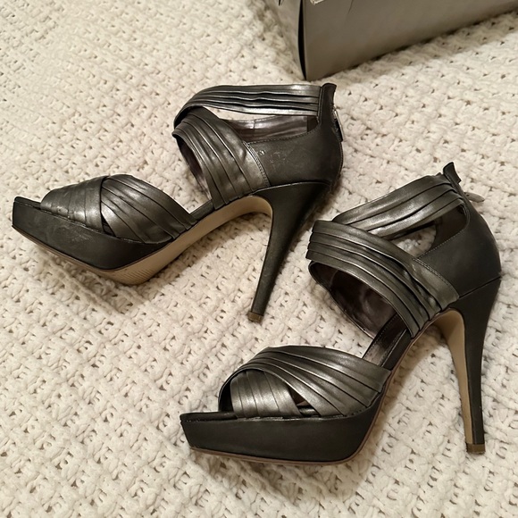 Women’s Marc Fisher Pewter Heel - Picture 2 of 4